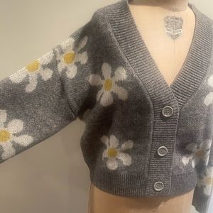 New w tags!!! Tahari grey cardigan w daisy pattern